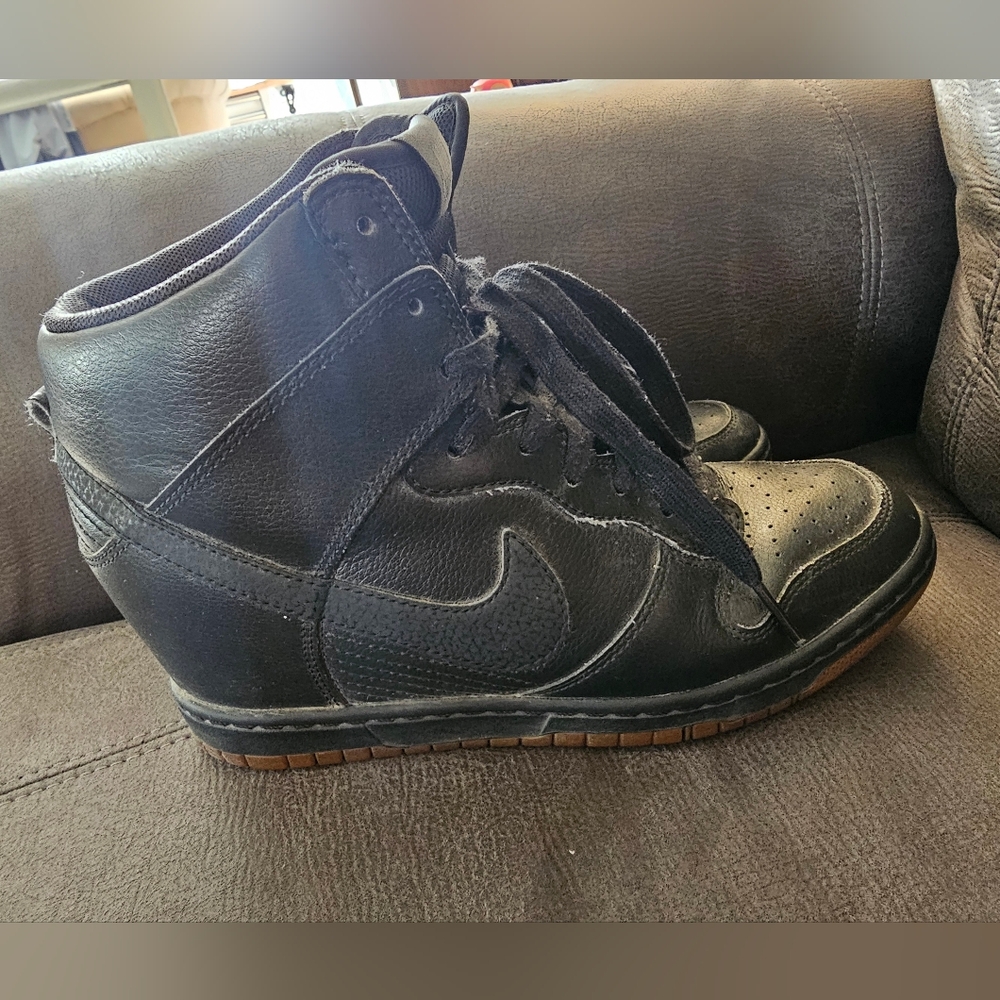 Nike Womens Wedge Size 9.5
